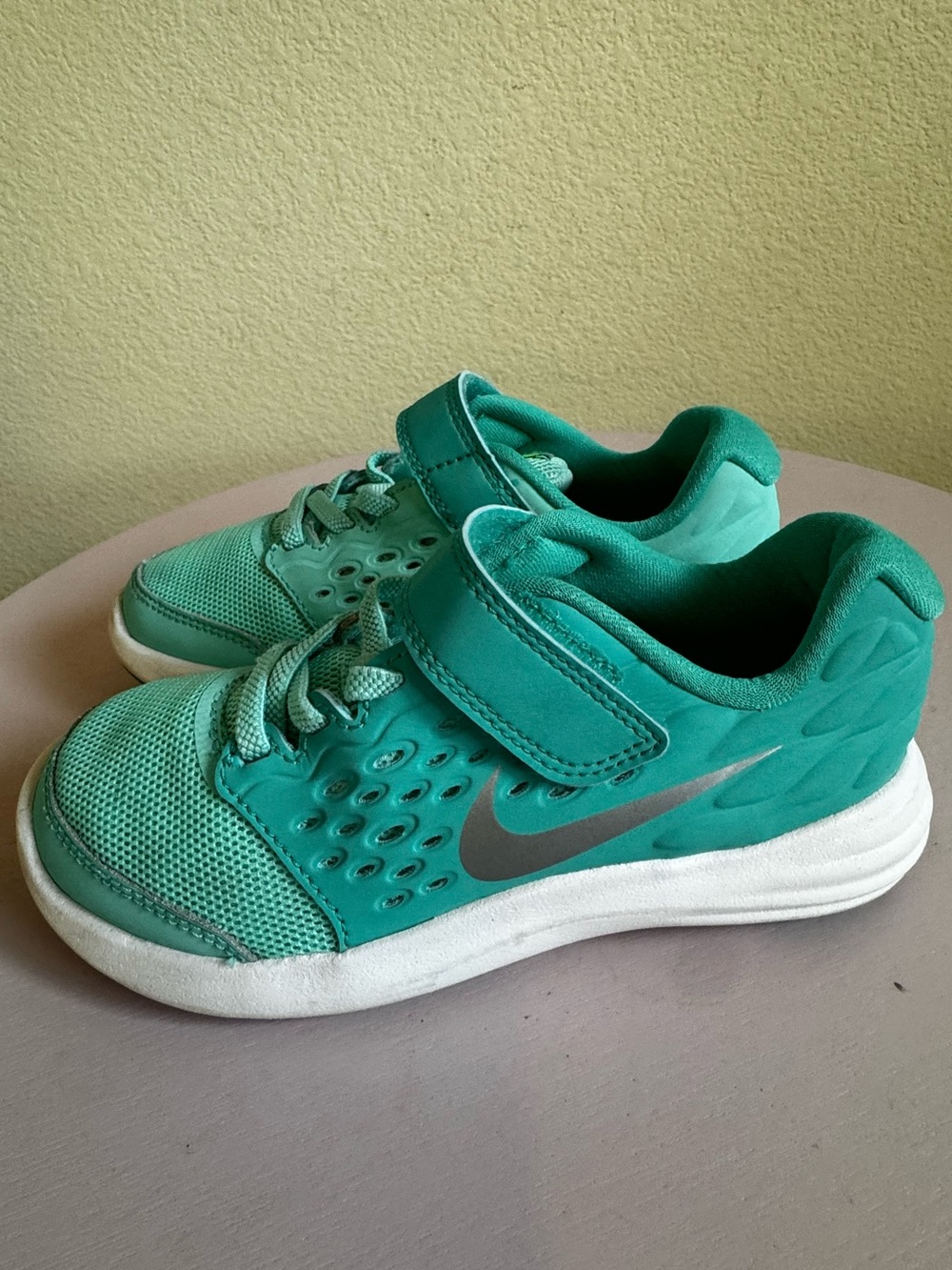 Nike Lunarstelos teal and white Kids size 11